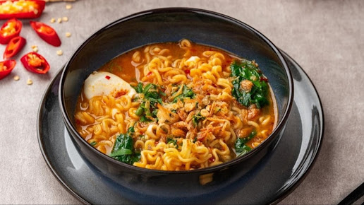 Mie Aceh kuah pedas kari rempah dengan telur rebus
