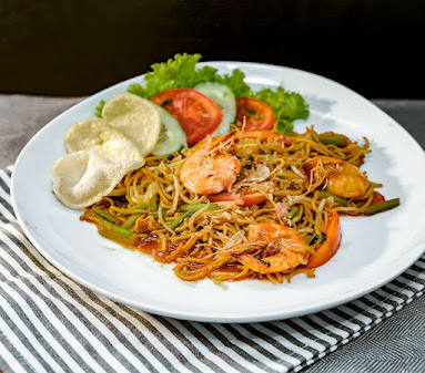 Mie Aceh seafood dengan udang segar dan sayuran